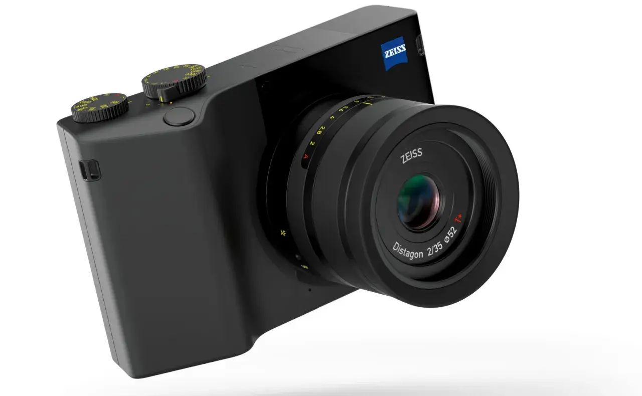 Elegancki aparat Zeiss ZX1 z obiektywem Distagon 2/35.