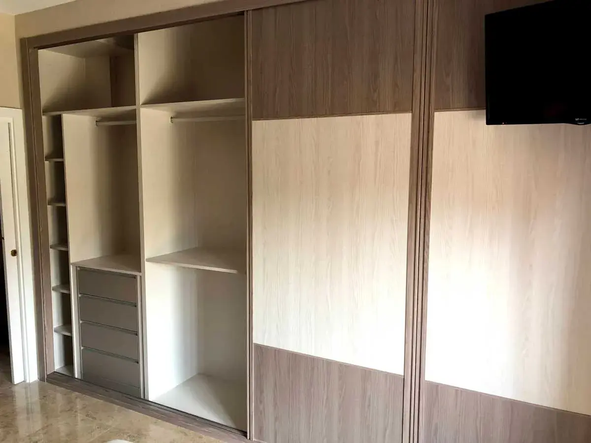 Armario empotrado con puertas correderas, ideal para tapar hueco entre armario y pared. Interior con baldas y cajones.