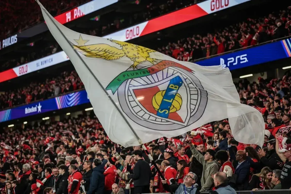 Flaga SL Benfica powiewa nad trybunami pełnymi kibiców. Fani z niecierpliwością czekają na kolejne benfica transfery, które wzmocnią drużynę.