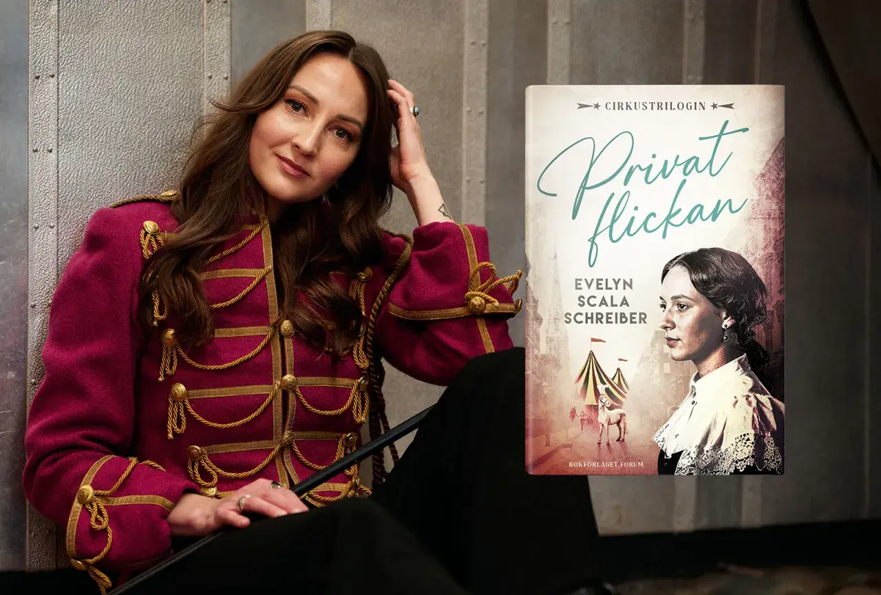 Evelyn Schreiber, författaren till "Privat flickan", i en dramatisk cirkusinspirerad jacka. Boken har en bild av en häst och cirkustält.