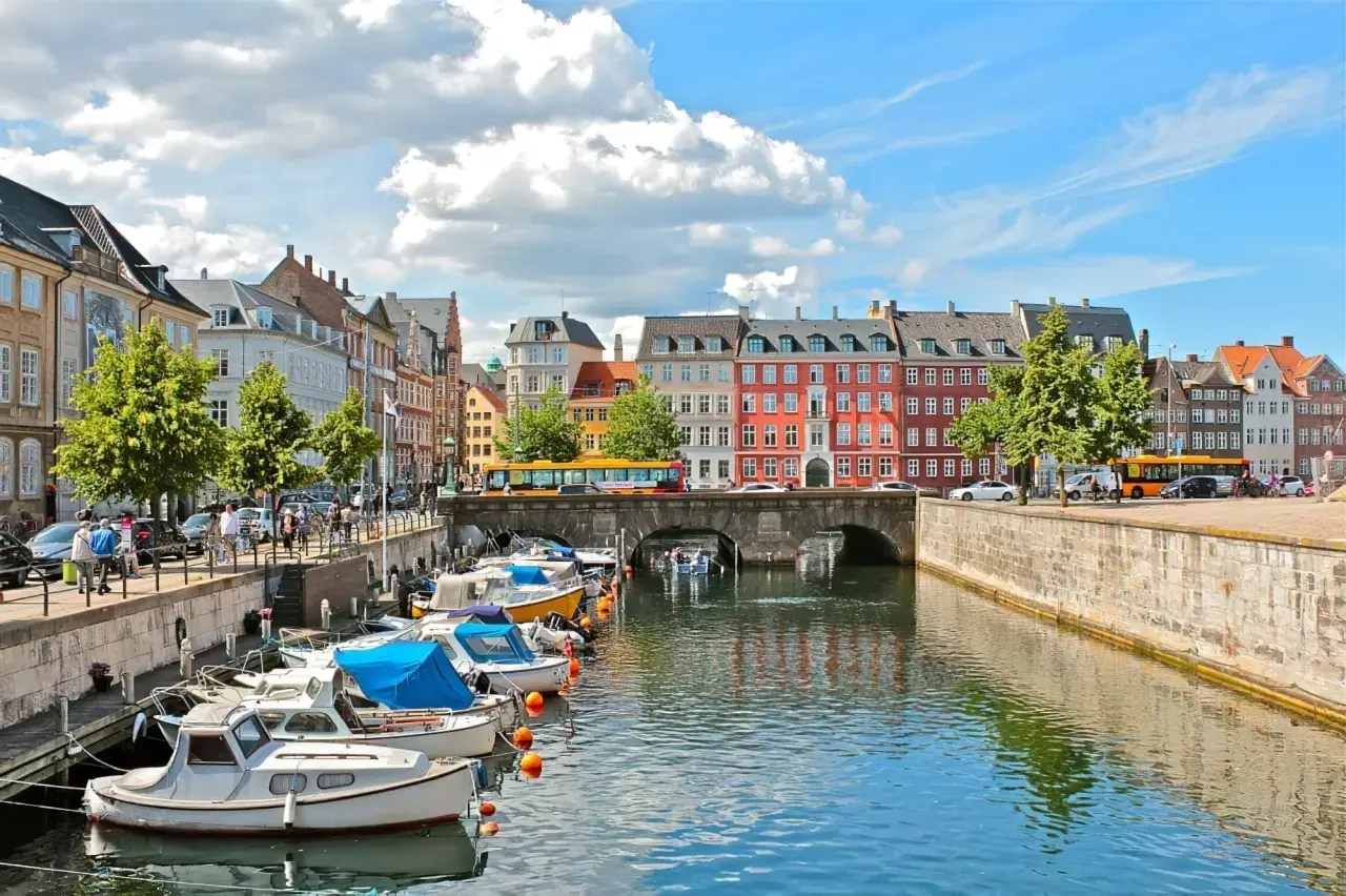 Bateaux amarrés dans un canal bordé de maisons colorées. Une idée de que faire à Copenhague : flâner le long de l'eau.