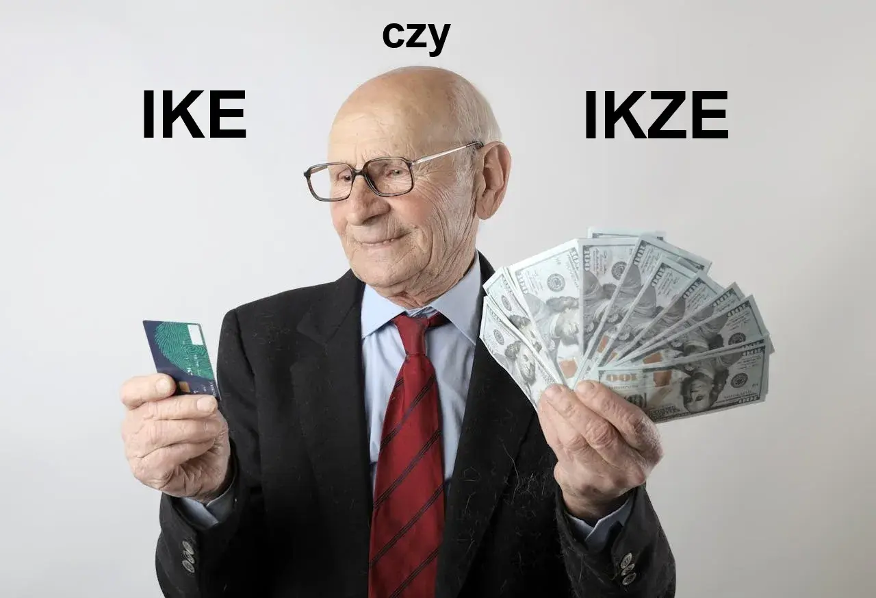 Starszy pan z kartą i plikiem banknotów, zastanawia się: IKE czy IKZE?