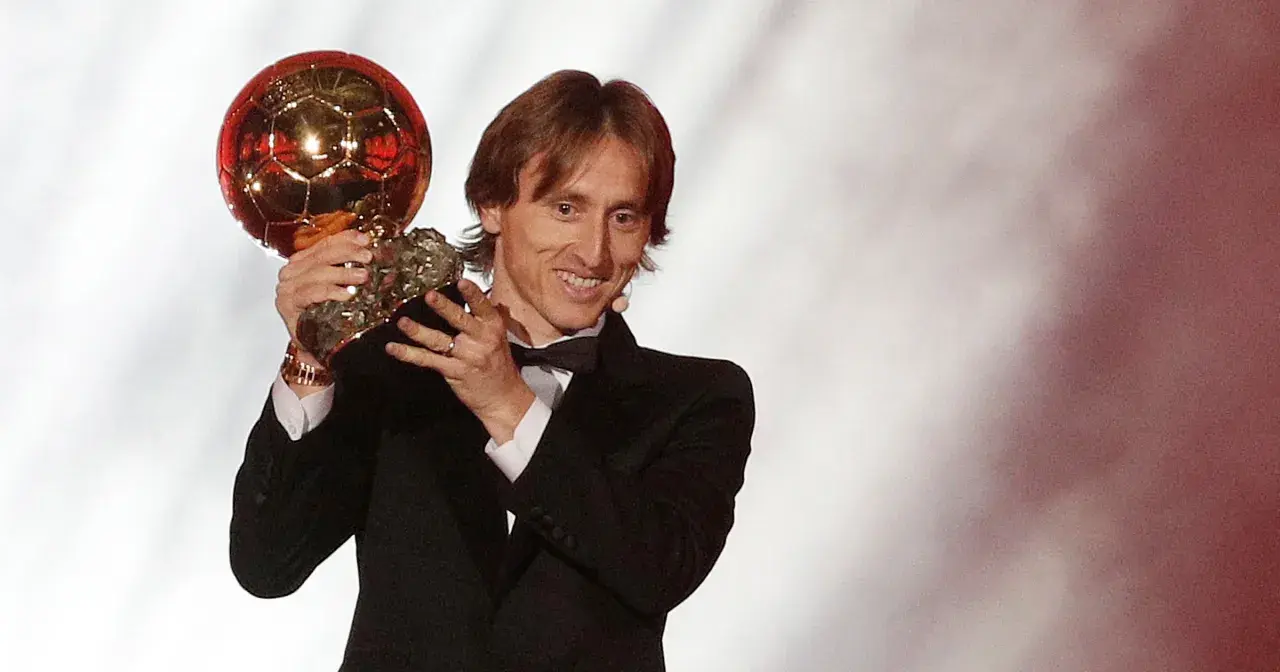 Luka Modrić z dumą prezentuje swoją Złotą Piłkę, symbol triumfu i niezapomnianego roku w karierze.