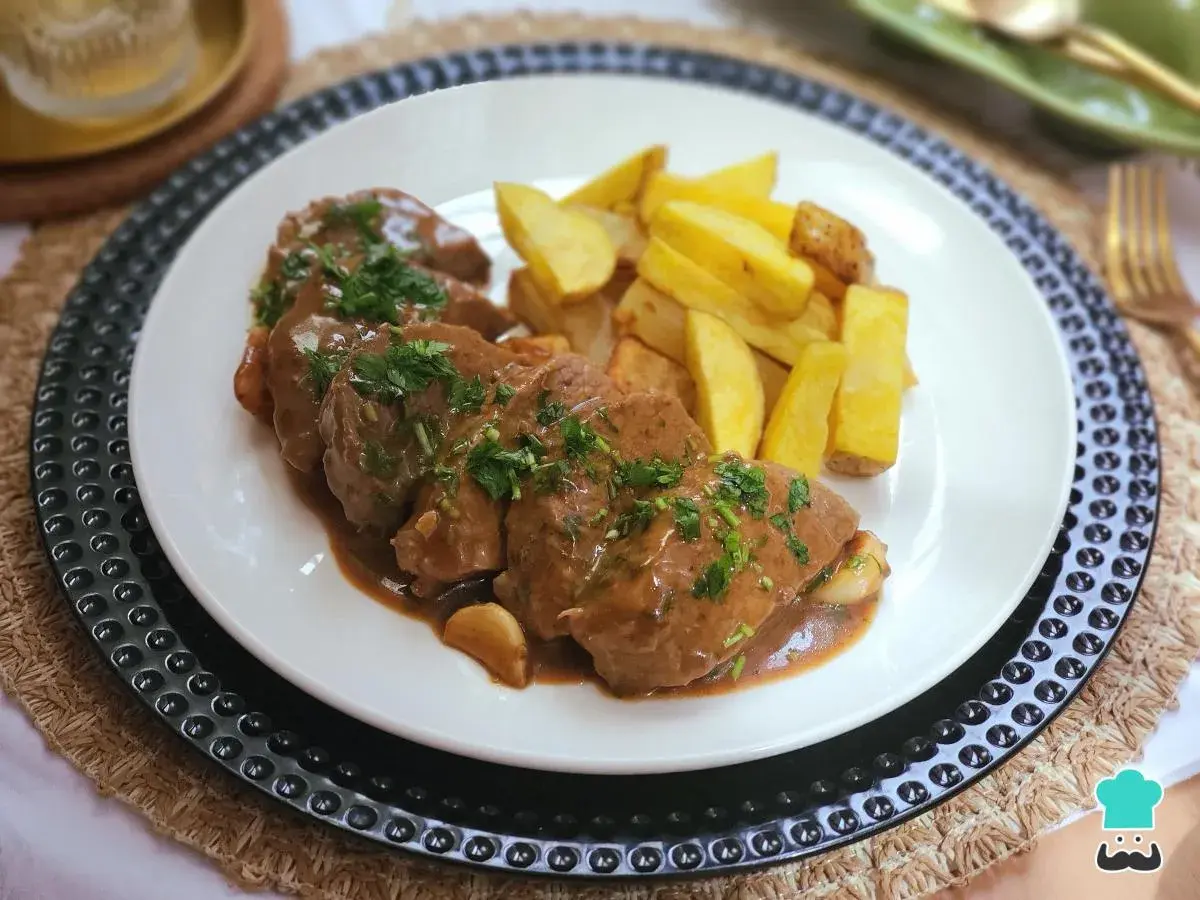 Delicioso solomillo al whisky bañado en salsa, acompañado de patatas fritas crujientes. Un plato que invita a disfrutar.