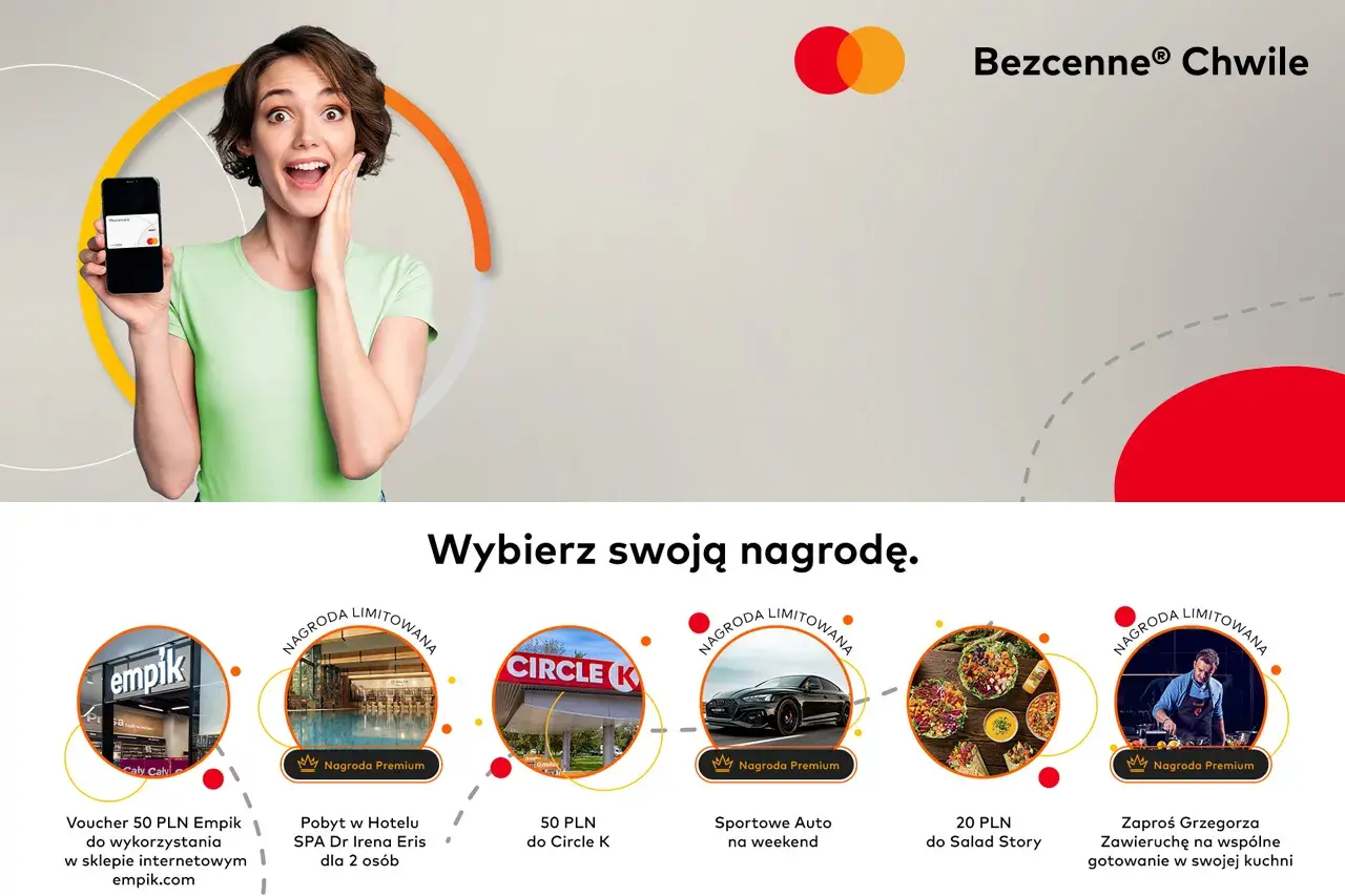 Kobieta cieszy się z nagród, które można zdobyć w ramach akcji Mastercard Bezcenne Chwile: voucher do Empiku, pobyt w SPA, paliwo na weekend, posiłek w Salad Story lub warsztaty kulinarne.