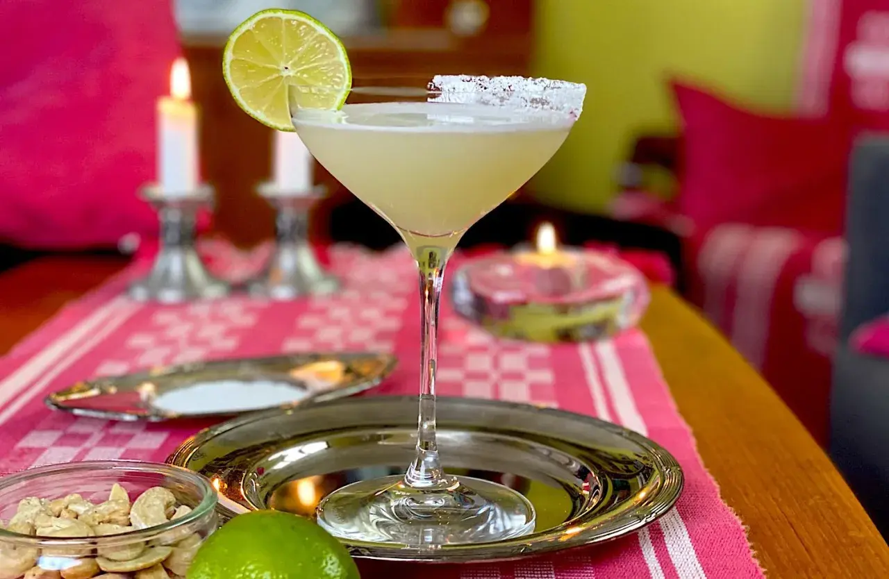 En perfekt margarita med saltkant, lime och cashewnötter. Ett härligt margarita recept för en mysig kväll.