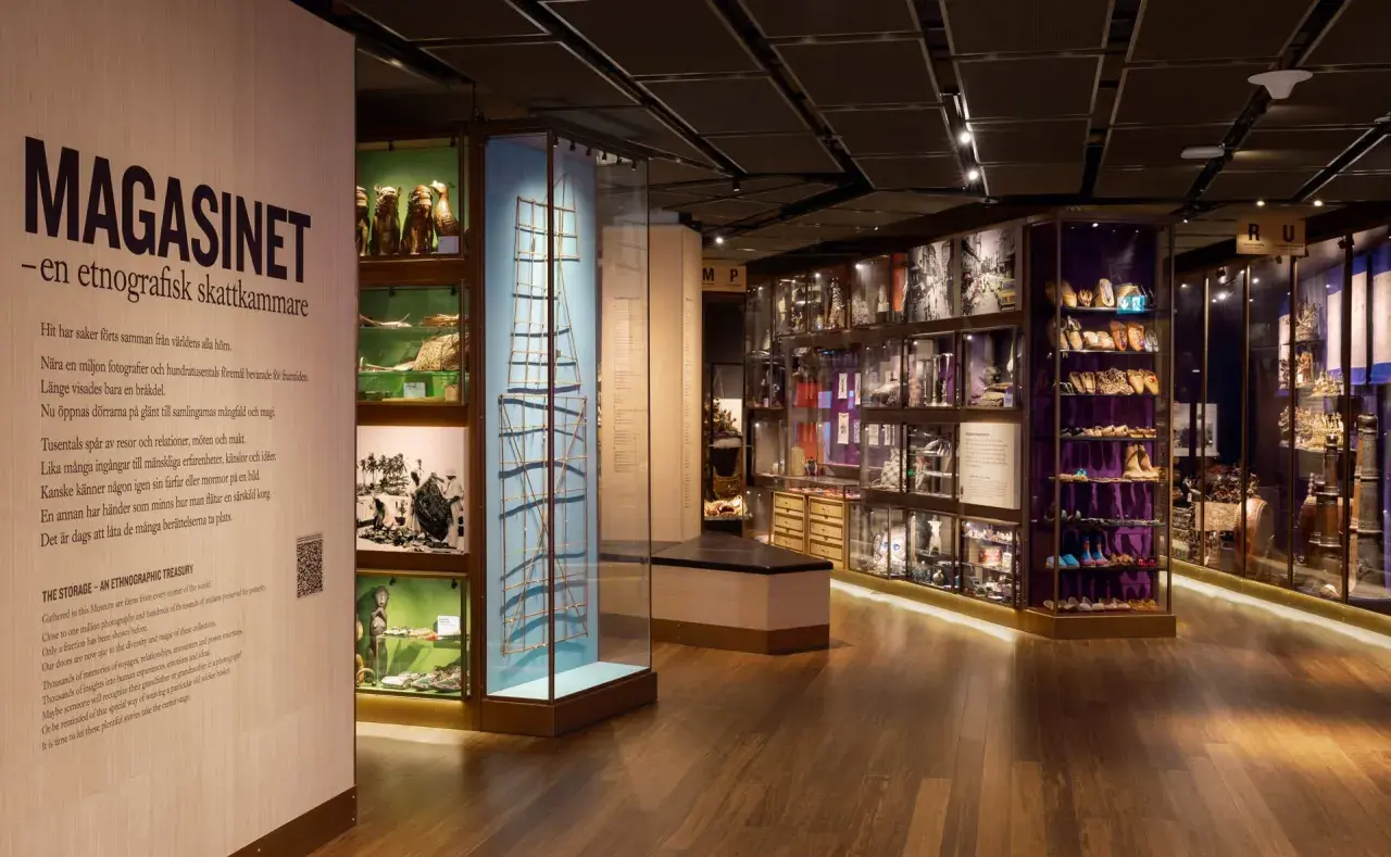 Ett etnografiskt magasin visar föremål från hela världen, en skattkammare av historia och mänskliga erfarenheter.