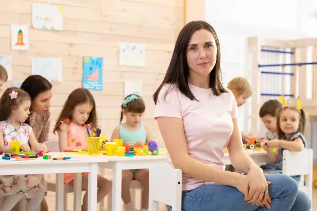 Kto może prowadzić zajęcia rewalidacyjne z dzieckiem z zespołem Aspergera? Sprawdź ważne kwalifikacje
