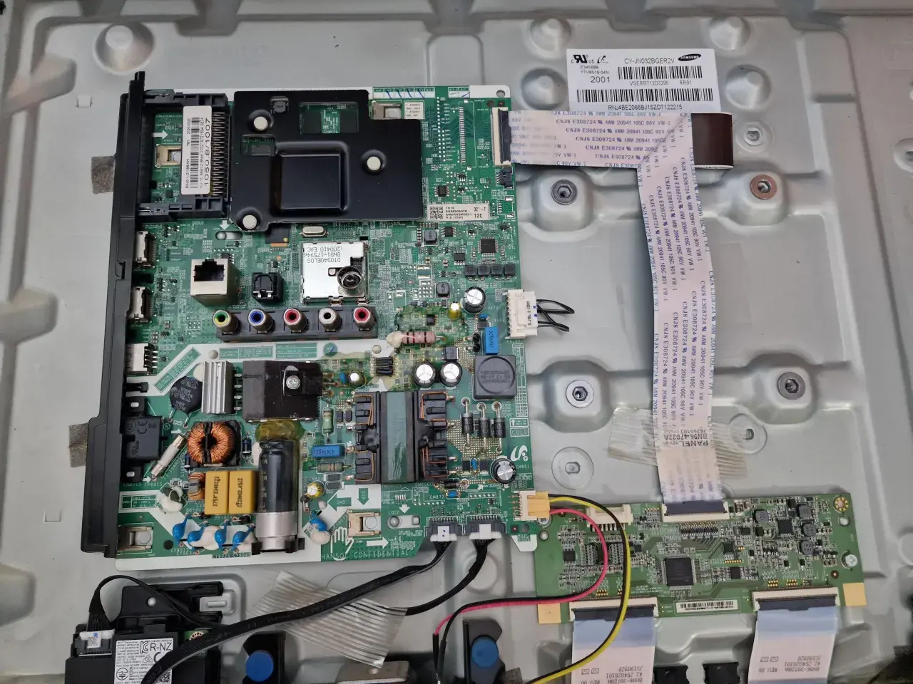 Płytka drukowana telewizora Samsung. Bezpiecznik nie jest widoczny na tym zdjęciu, ale można go znaleźć na płycie zasilacza.