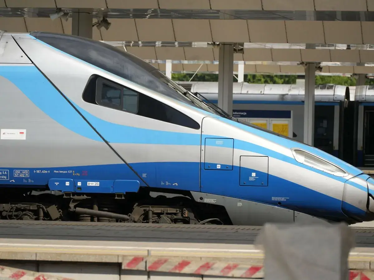 Nowoczesny pociąg Intercity z niebiesko-srebrnymi pasami. Nauczyciel z legitymacją może liczyć na zniżki.