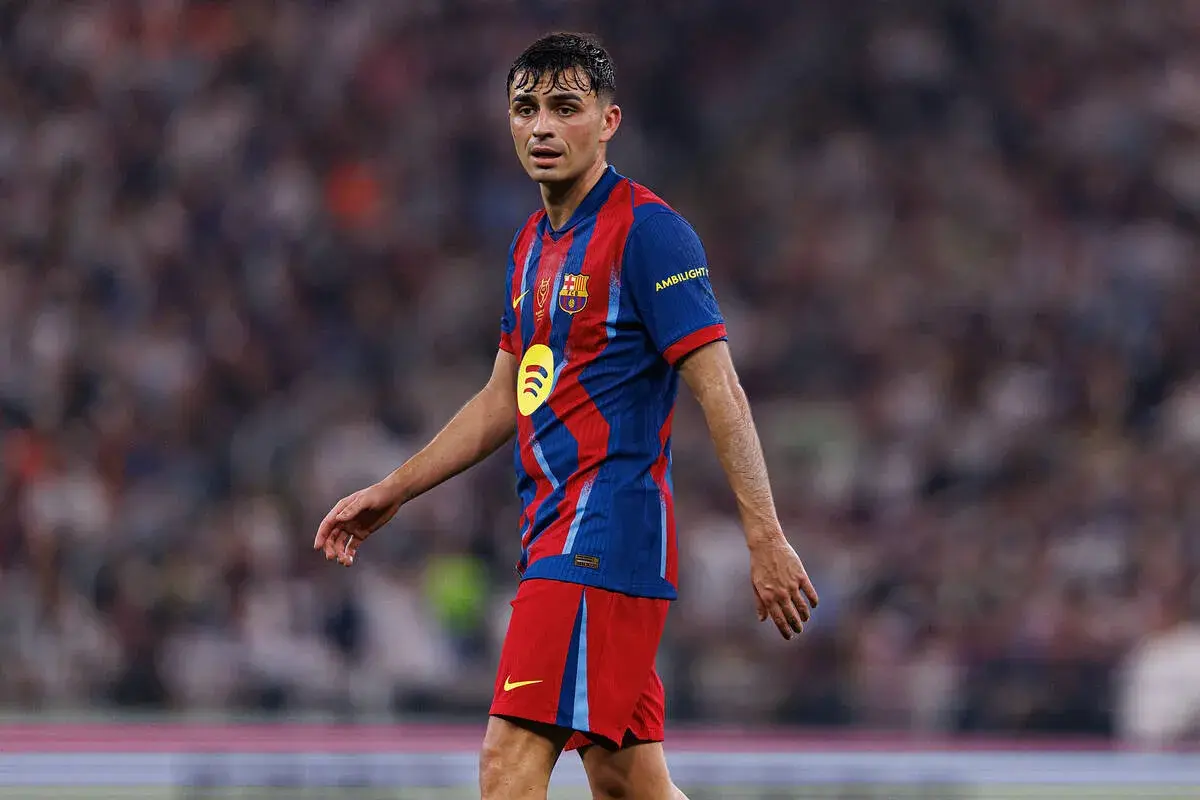Piłkarz FC Barcelona, Pedri, w czerwono-niebieskim stroju, zaniepokojony po kontuzji.