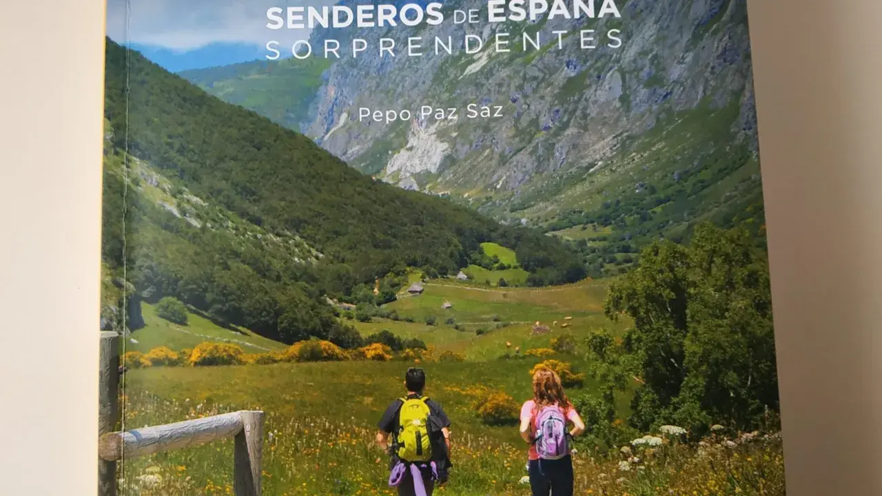 Deux randonneurs explorent des sentiers surprenants en **gr espagne**. Paysages verdoyants et montagnes majestueuses.