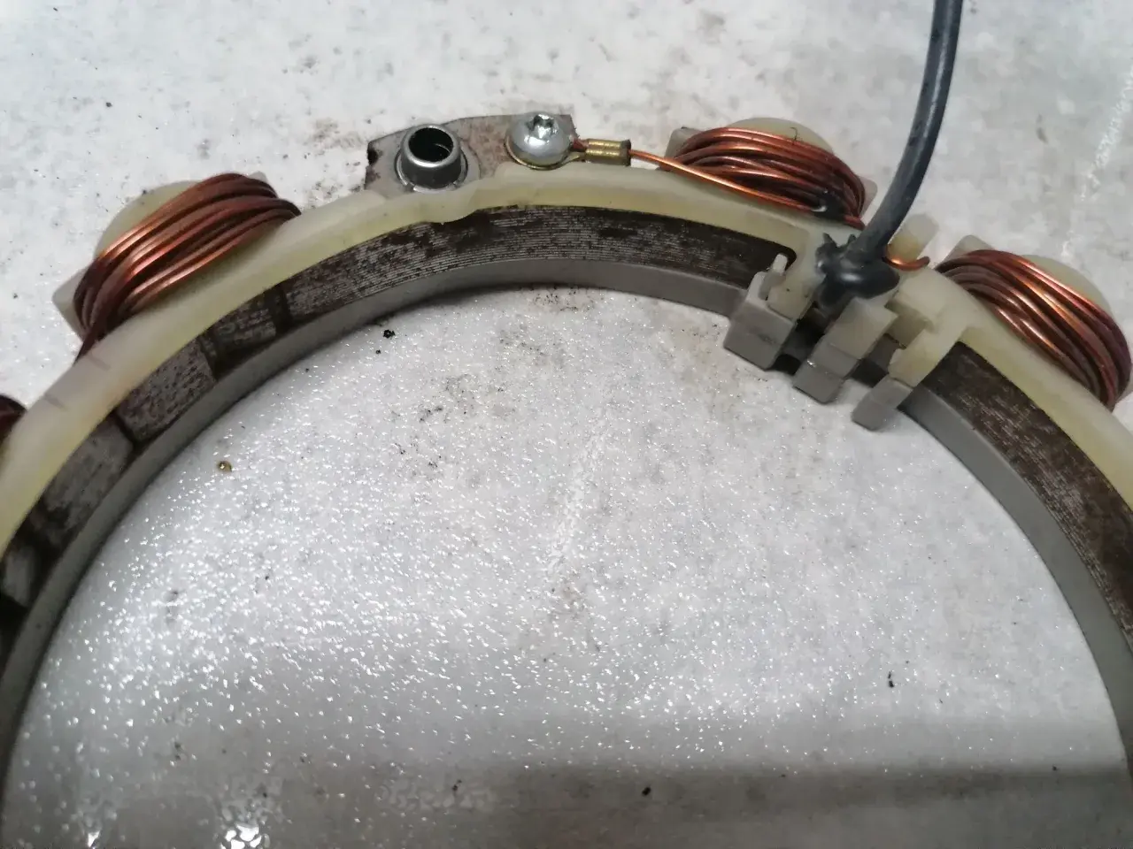 Silnik z kosiarki i alternator? Zrób własny generator 12V/230V!