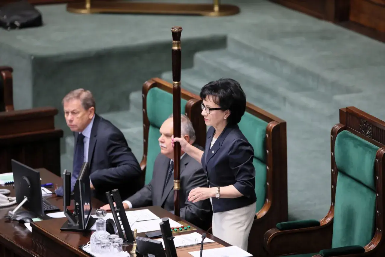 Posłanka trzyma laseczkę marszałkowską. Czy żony polityków PiS ujawnią swoje majątki odrębne w 2026 roku?
