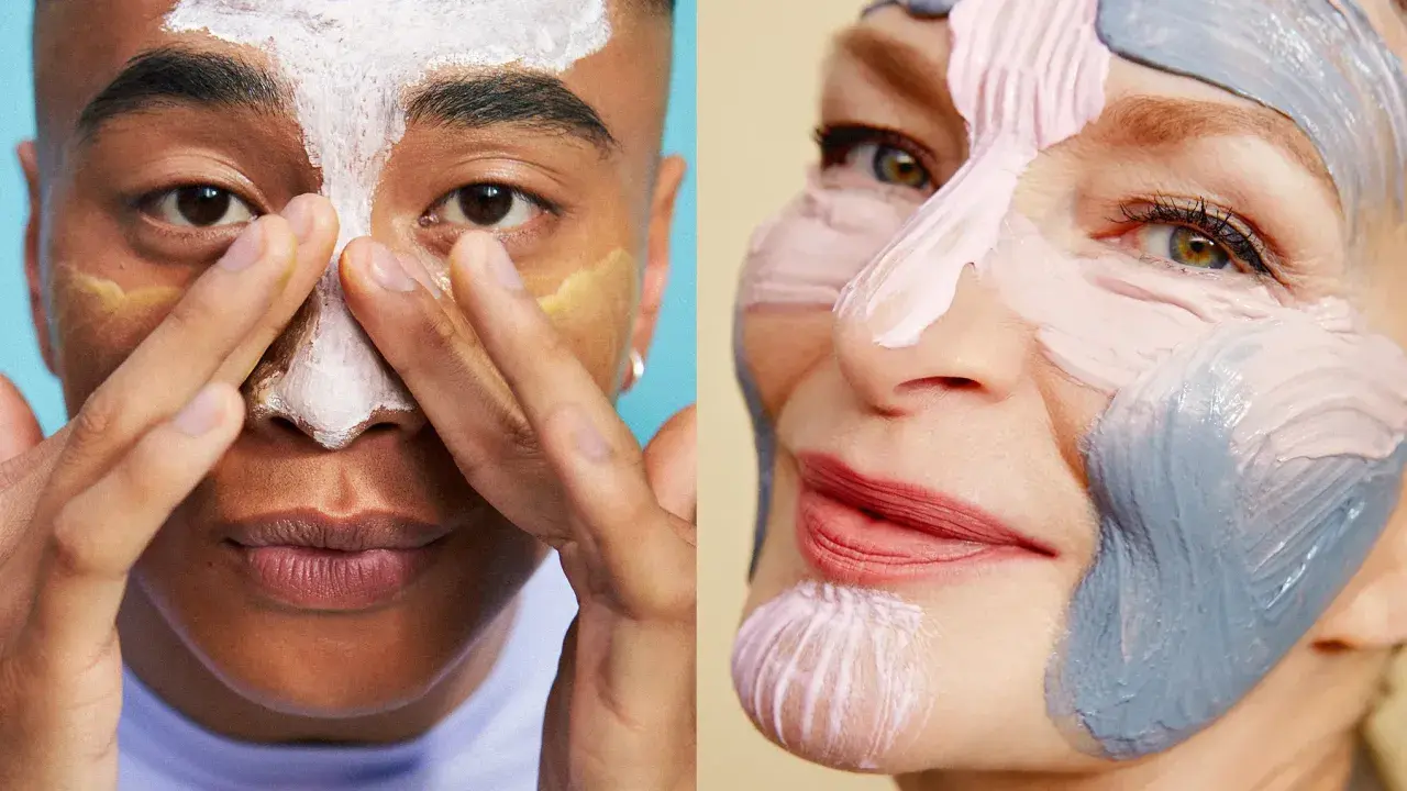 Två ansikten med ansiktsmasker. En ung person applicerar mask på näsan, medan en äldre person har en färgglad mask som konstverk. Ett sant essence ansikte.