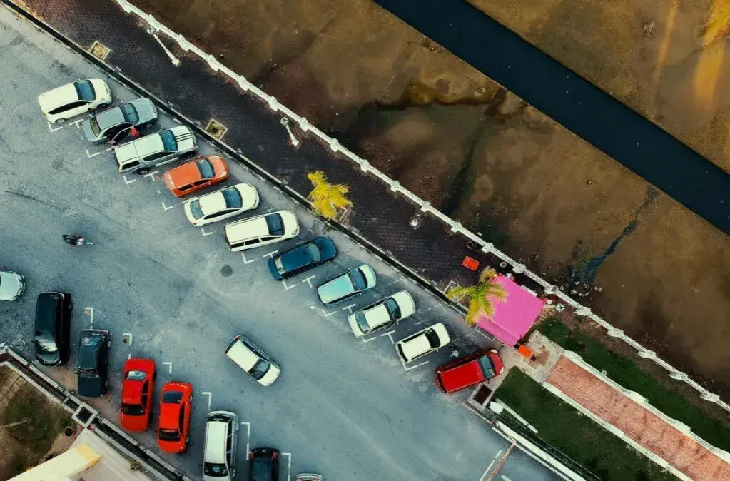 Wynajem parkingu w Warszawie: Ile zapłacisz i jak znaleźć okazję?