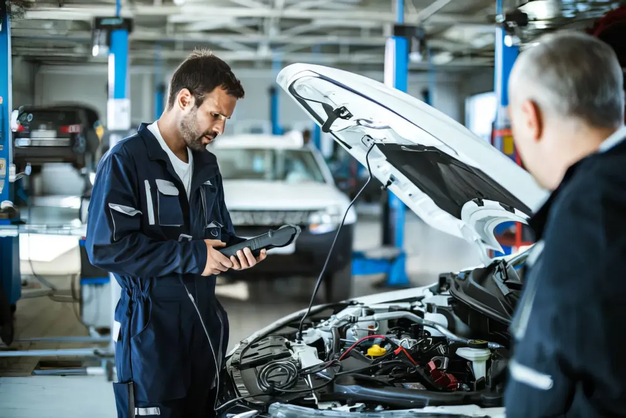 Mecánico revisa el motor de un coche diesel con un escáner. El capó está abierto, mostrando el complejo sistema.