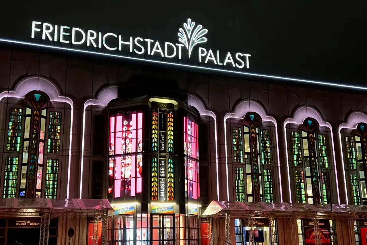 Friedrichstadt-Palast, ein Wahrzeichen Berlins, erstrahlt in bunten Lichtern. Ein Muss für alle, die historische Orte in Berlin erleben wollen.