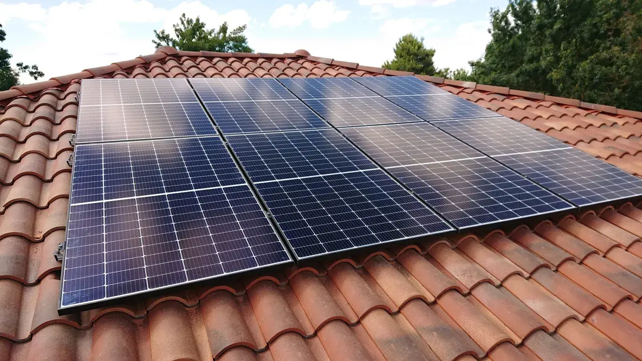 Panneaux solaires sur un toit de tuiles, assurant une production d'énergie durable. La durée de vie panneau solaire est longue.