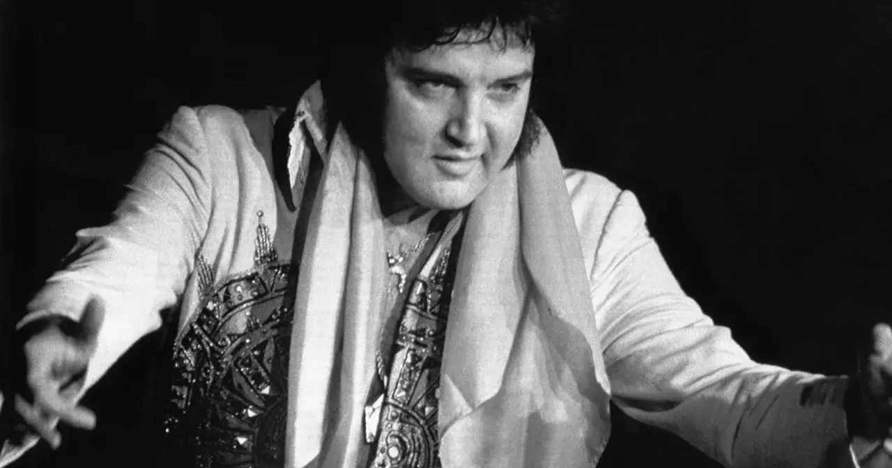 Elvis Presley w błyszczącym stroju, z szalem na szyi. Ciekawe fakty o Królu Rock and Rolla.