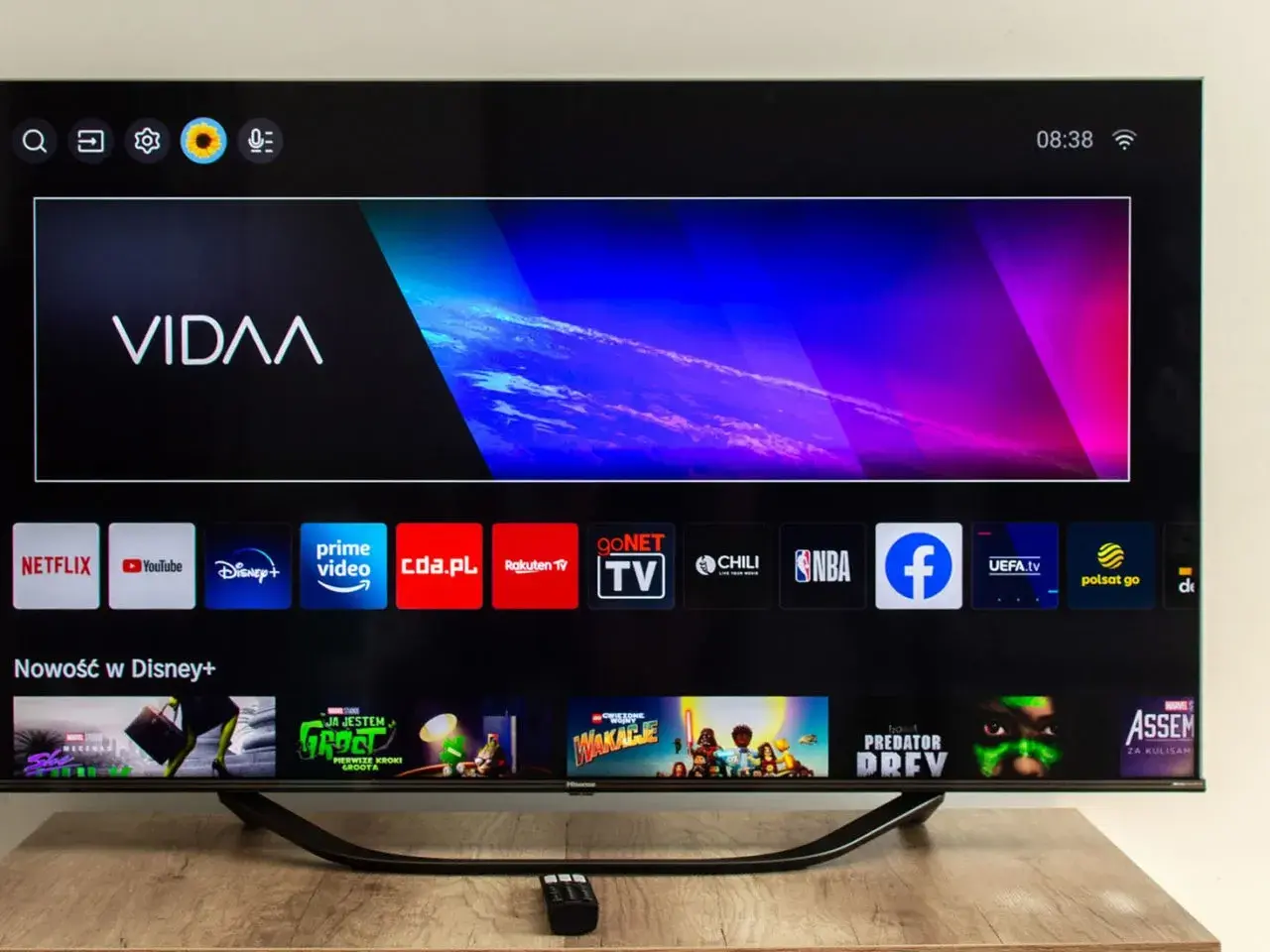 Telewizor z systemem vidaa, wyświetlający menu z aplikacjami: Netflix, YouTube, Disney+, Prime Video, cda.pl, Rakuten TV, Chili, NBA, Facebook, UEFA.tv, Polsat Go.