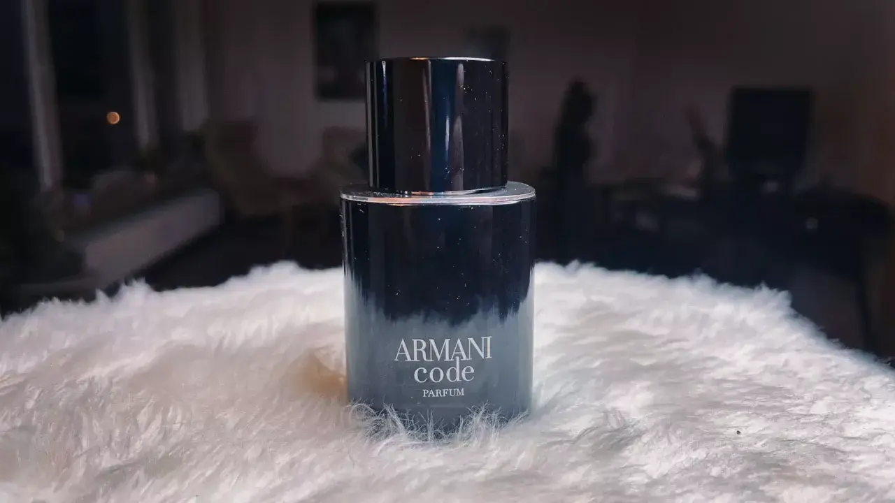 Elegancki flakon Armani Code Parfum na puszystym białym tle.