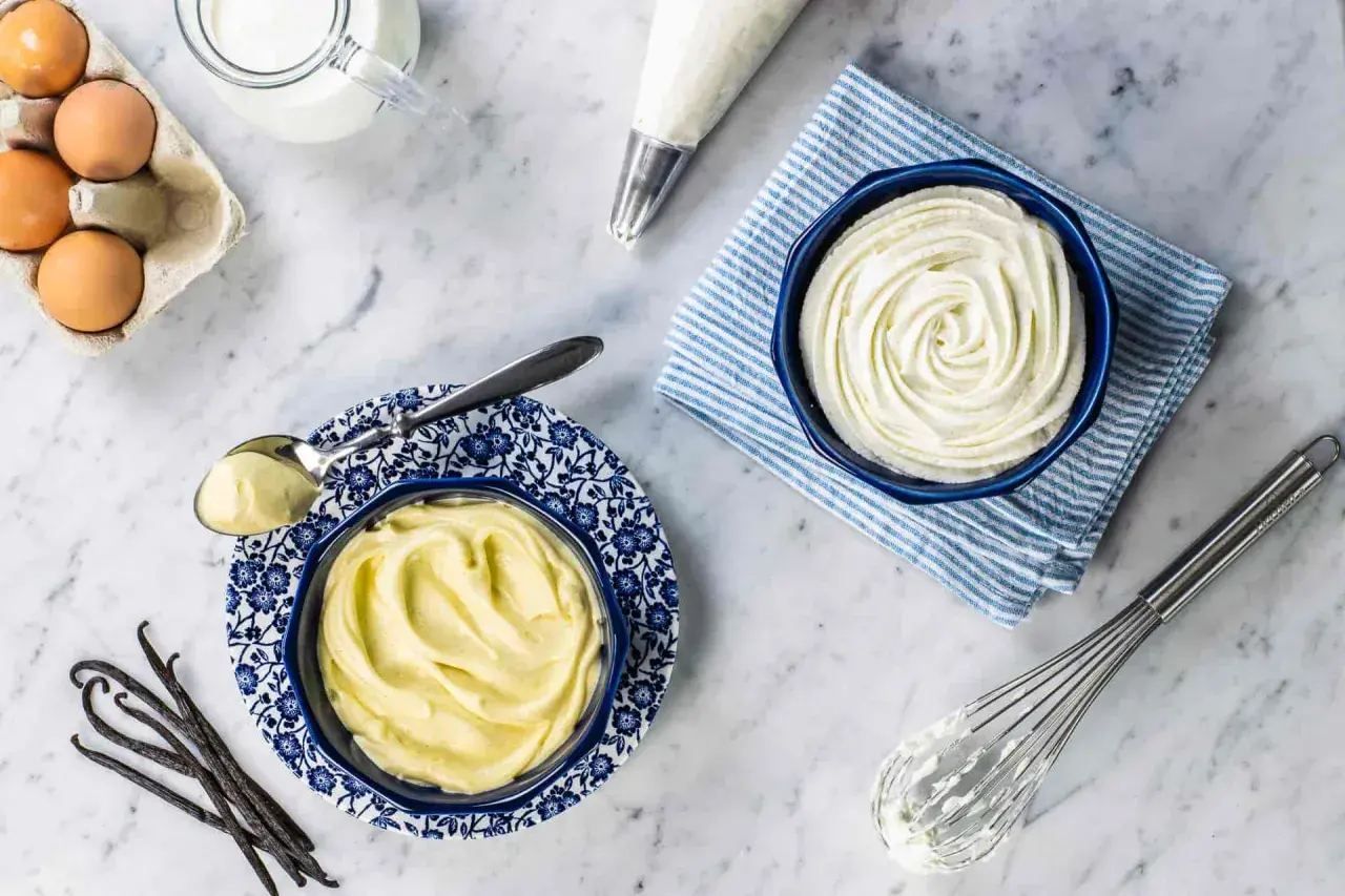 Crema pasticcera e crema chantilly pronte per essere usate. Ingredienti per dolci deliziosi.