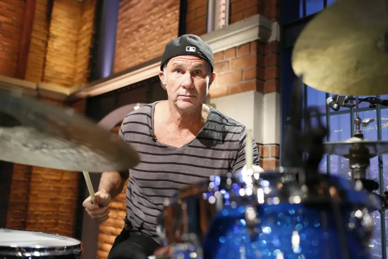 Chad Smith z zespołu Red Hot Chili Peppers gra na perkusji.