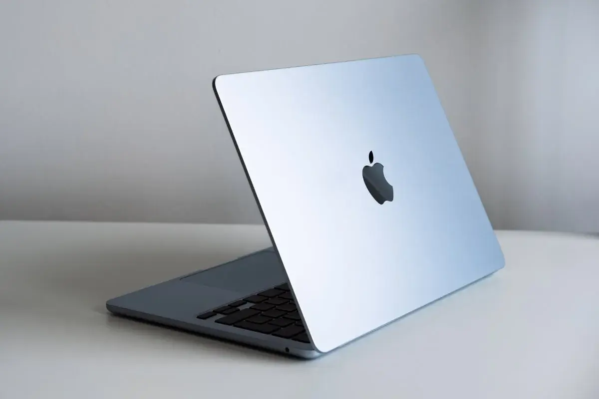 Elegancki MacBook Air M4 16GB 512GB w kolorze błękitnym, z podświetlanym logo Apple, gotowy do pracy i rozrywki.