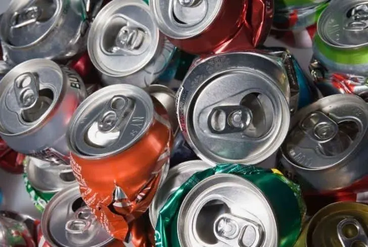Czy puszki aluminiowe czyszczą komin? Odkryj niebezpieczeństwa tej metody