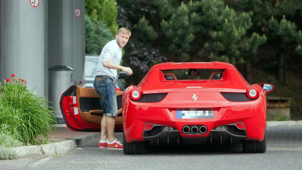 Błaszczykowski wzrost w czerwonym Ferrari. Piłkarz wysiada z luksusowego auta.