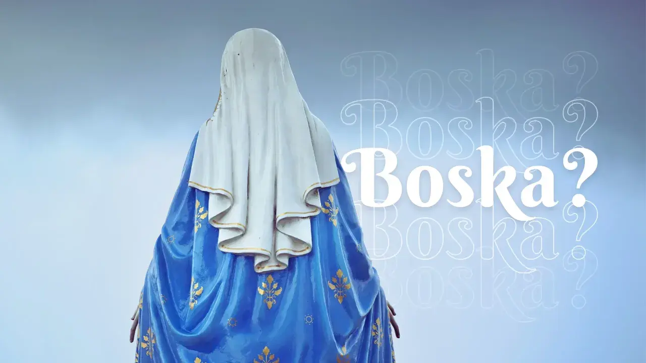 Posąg świętej Marii od tyłu, w niebieskiej szacie ze złotymi zdobieniami. Obok napis "Boska?".