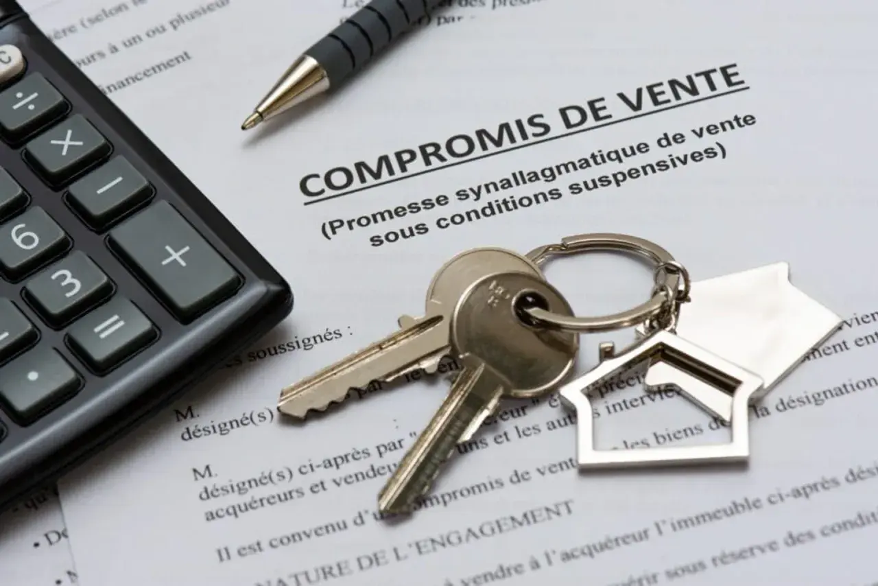 Clés d'une maison sur un document "COMPROMIS DE VENTE", avec une calculatrice et un stylo.