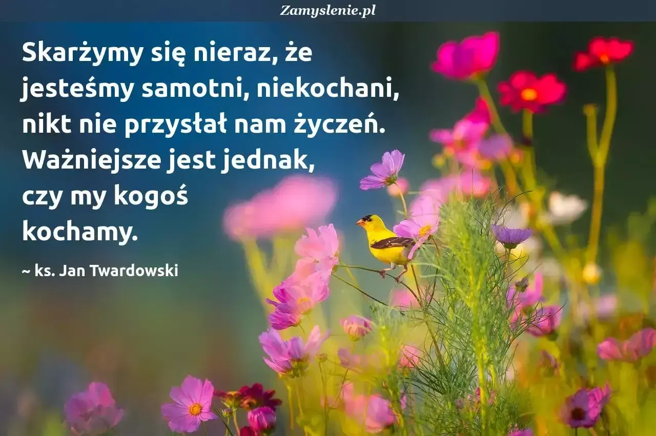 Żółty ptak siedzi na gałęzi wśród kwitnących, różowych i fioletowych kwiatów.