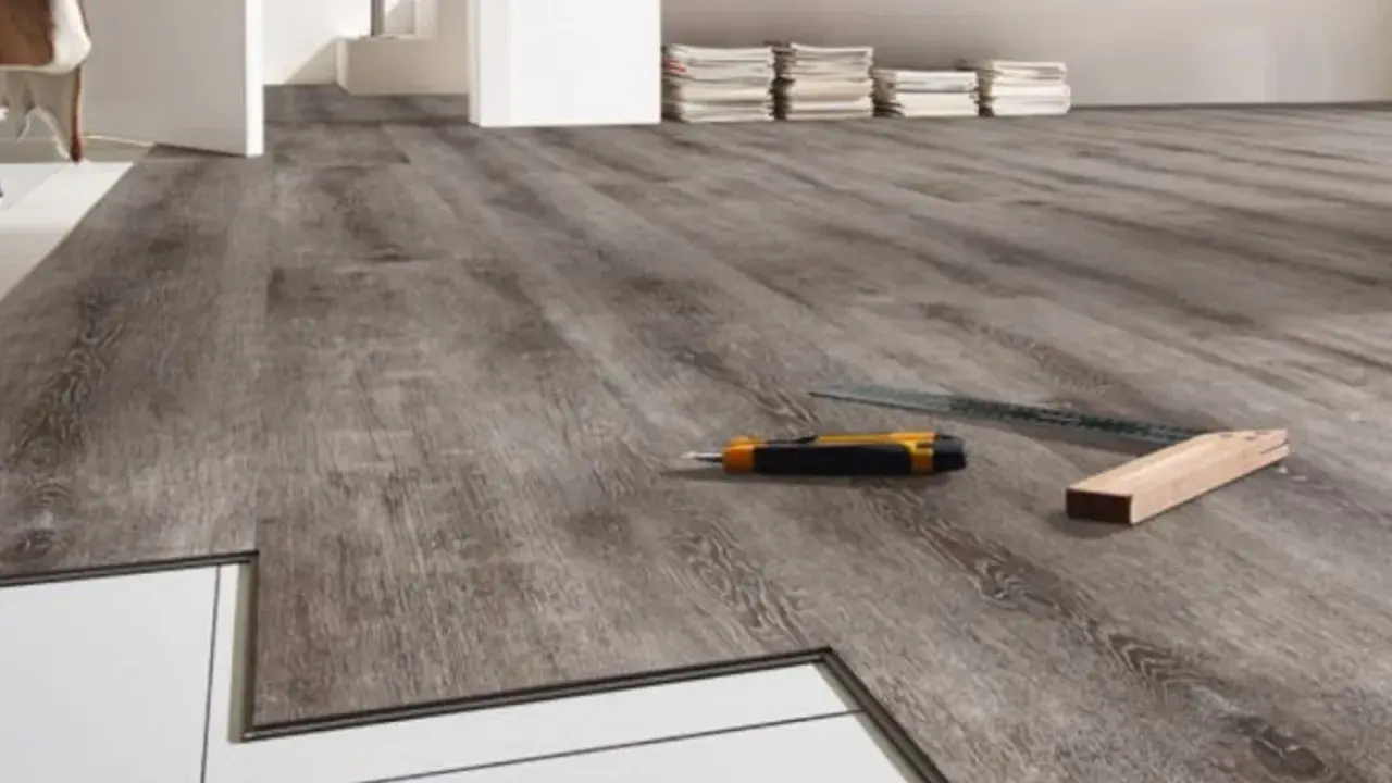 Installazione pavimento LVT: pro e contro. Strumenti per il taglio e posa in opera.