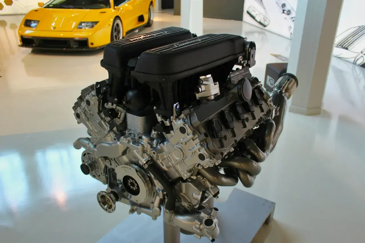 Silnik Lamborghini V10. Zatarte objawy mogą być widoczne na jego elementach, jak np. zniszczone tłoki czy cylindry.