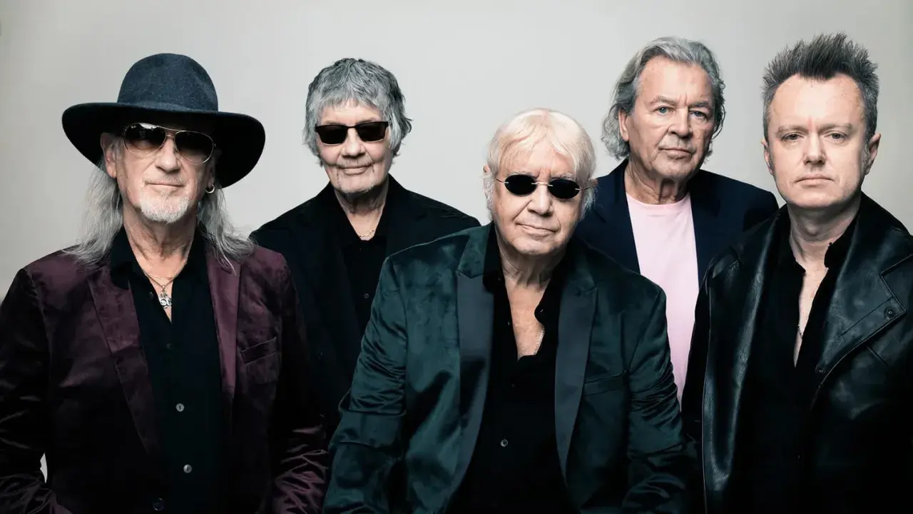 Legenda zespołu Deep Purple w Polsce, w tym Ian Paice, Roger Glover, Ian Gillan, Steve Morse i Don Airey, prezentuje się w stylowych strojach.