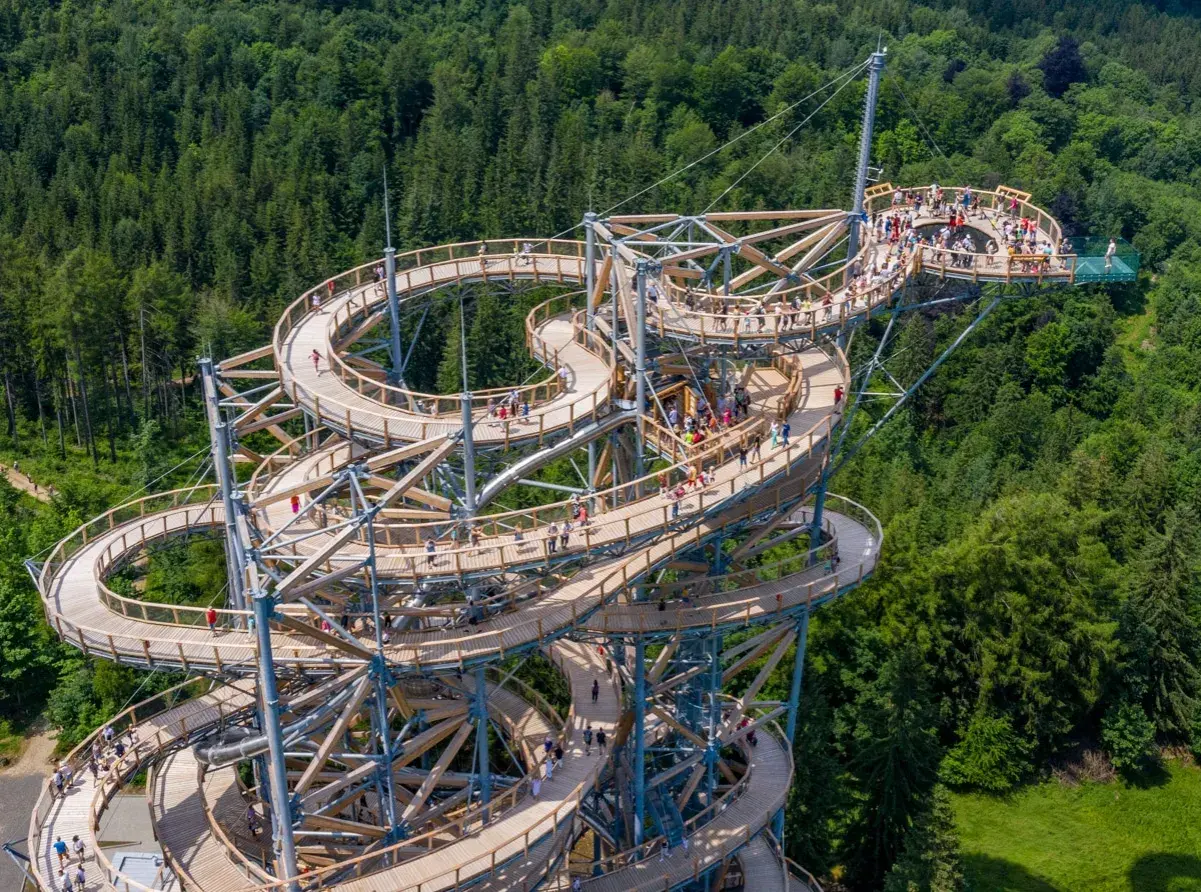 Świeradów Zdrój wieża widokowa – drewniana konstrukcja wznosi się ponad lasem, oferując spacerującym ludziom wspaniałe widoki.