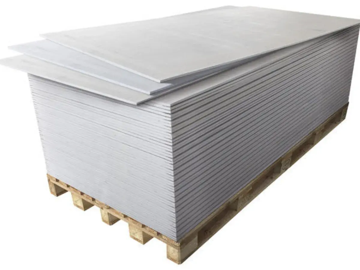 Pile de plaques de plâtre sur palette, vérifiez la ba13 épaisseur pour vos projets de construction.
