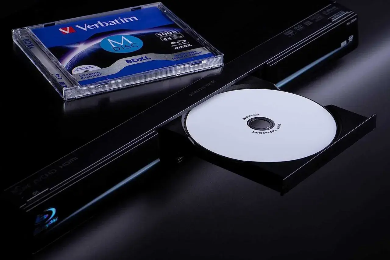 Verbatim M-DISC BDXL: Wie lange halten CDs? Diese Archiv-Disc verspricht eine Lebensdauer von 1000 Jahren.