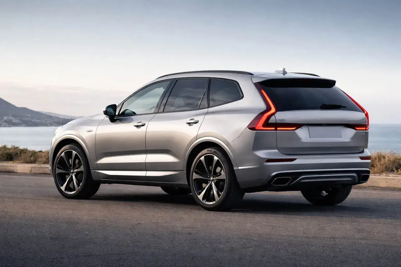 Silver Volvo XC60 laddhybrid testad längs en kustväg.