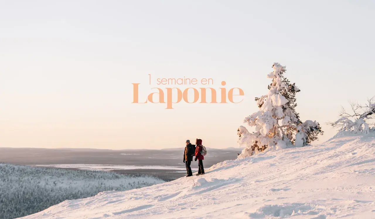 Deux randonneurs contemplent un paysage hivernal en Laponie. Idéal pour savoir que faire en Finlande.