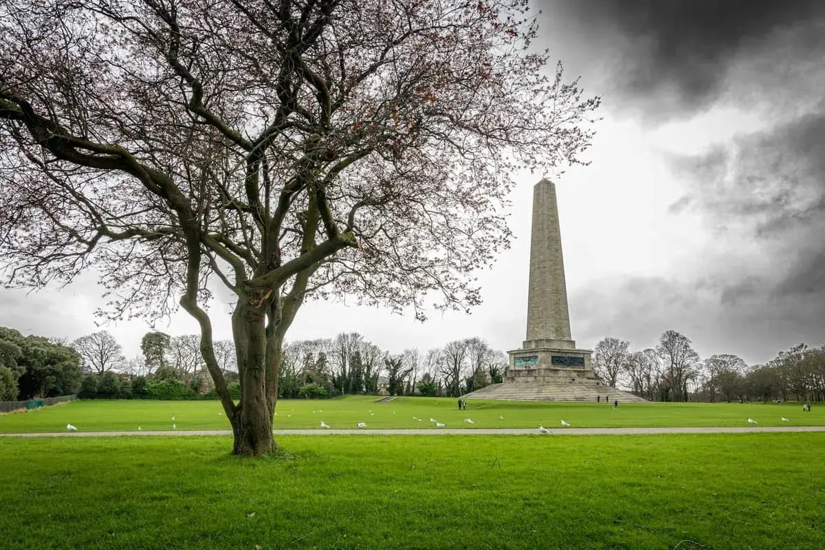 Wielki obelisk w parku, największym parku miejskim w Europie, góruje nad zieloną przestrzenią.