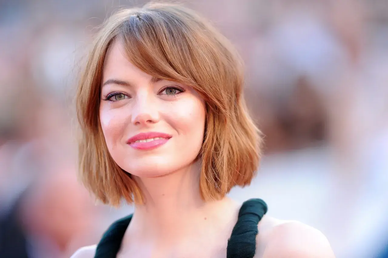 Emma Stone z zielonymi oczami i subtelnym makijażem, który podkreśla ich kolor. Idealny przykład, jaki makijaż do zielonych oczu.
