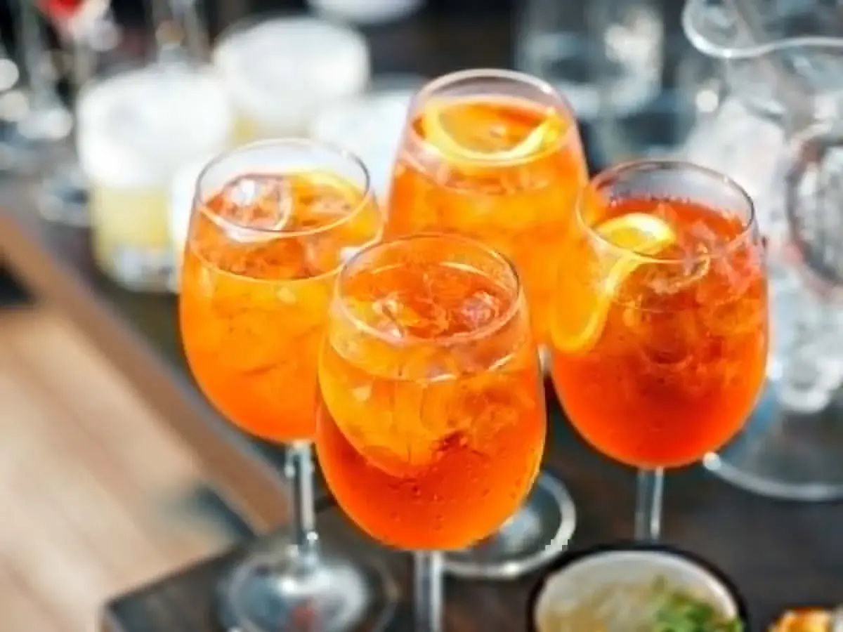Orzeźwiające Aperol Spritz, idealne na lato. Prosty aperol przepis, by poczuć włoski klimat.
