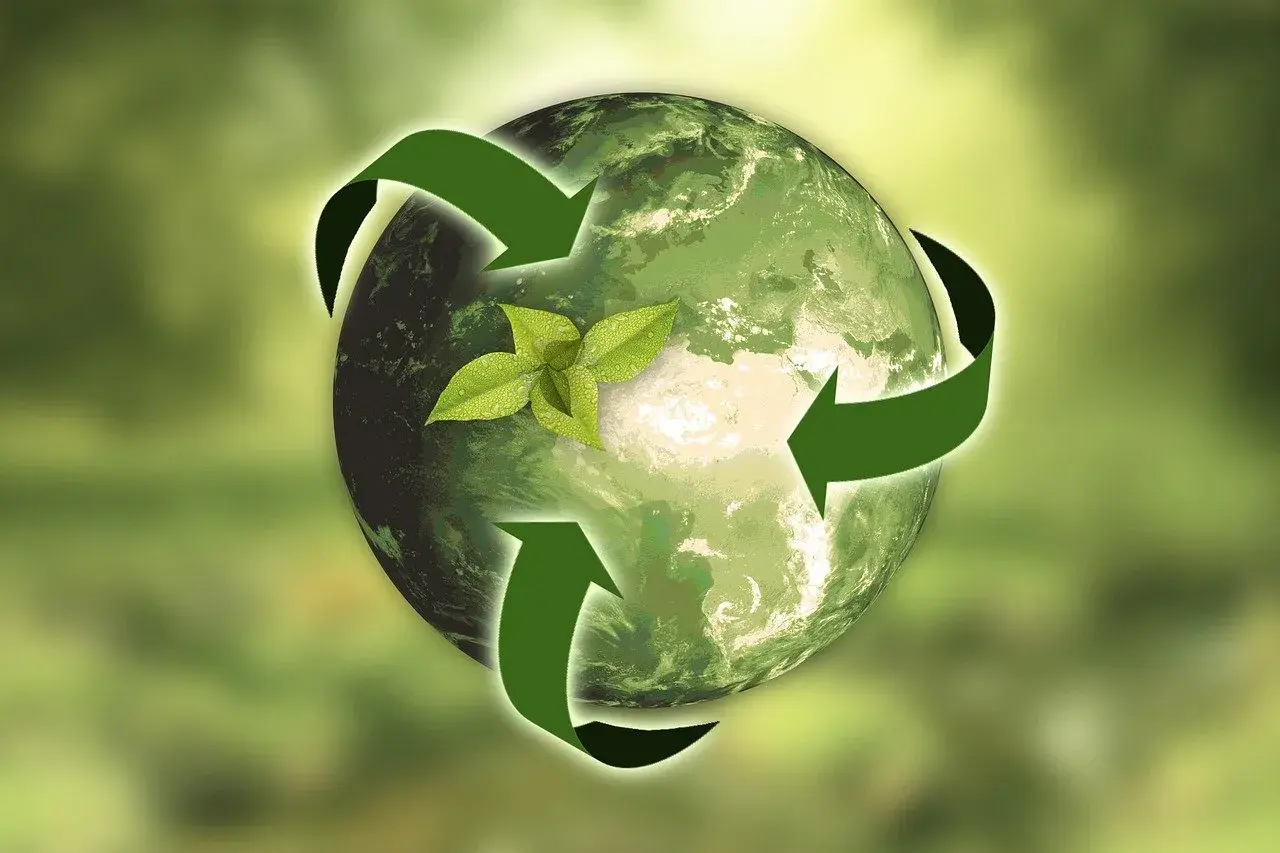 Grüne Pfeile umkreisen die Erde, auf der ein junger Spross wächst. Symbolisiert Nachhaltigkeit und den ftse global all cap Sektor.