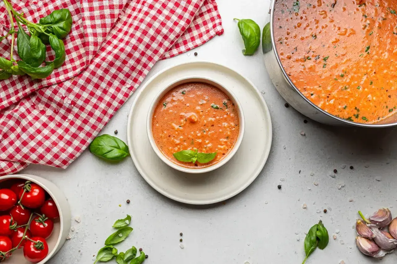 Aromaticzna zupa pomidorowa z bazylią, idealna na lekki posiłek. Sprawdź zupa pomidorowa kcal!