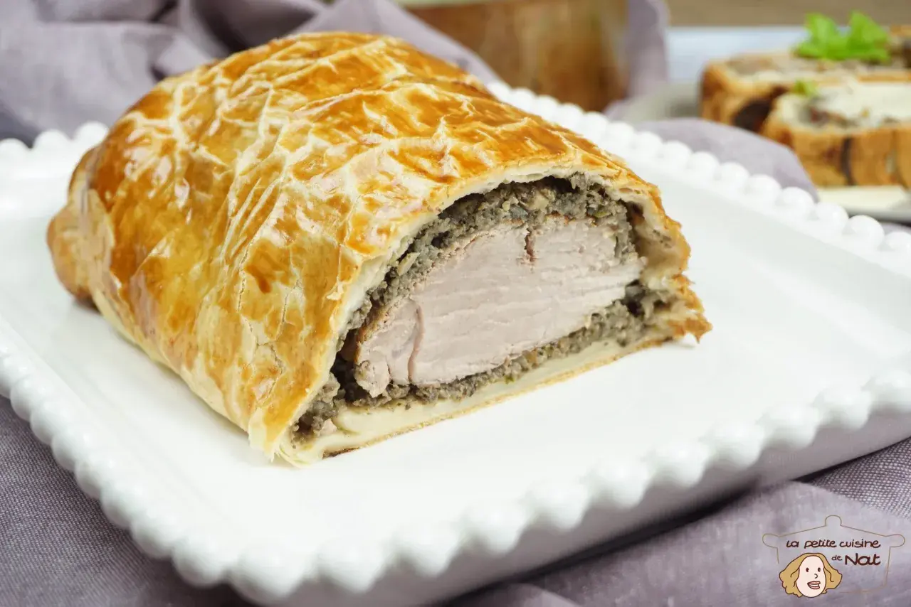 Un délicieux filet mignon en croûte, doré et croustillant, prêt à être dégusté.