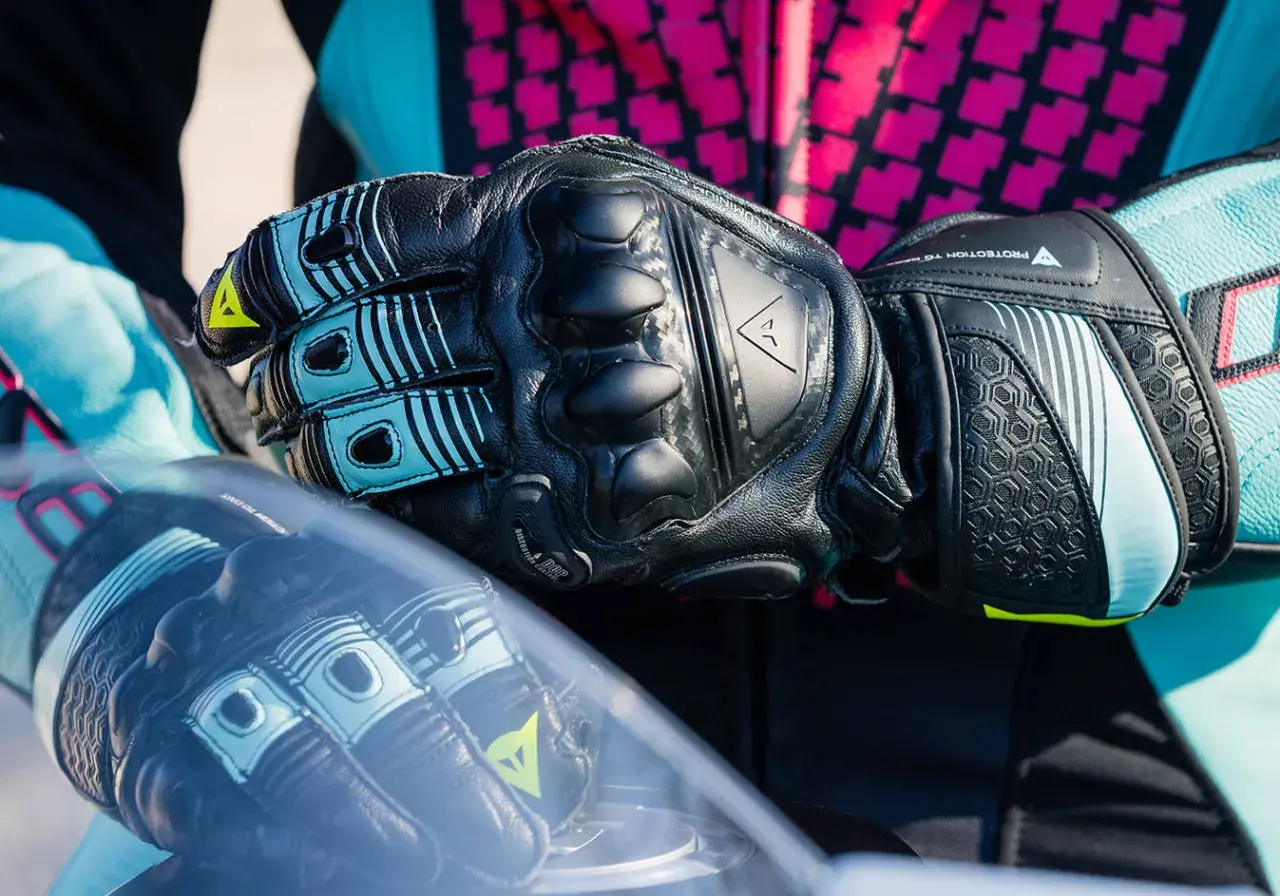 Manos listas para la aventura con guantes de moto negros y turquesa. La talla guantes es perfecta para protegerse.