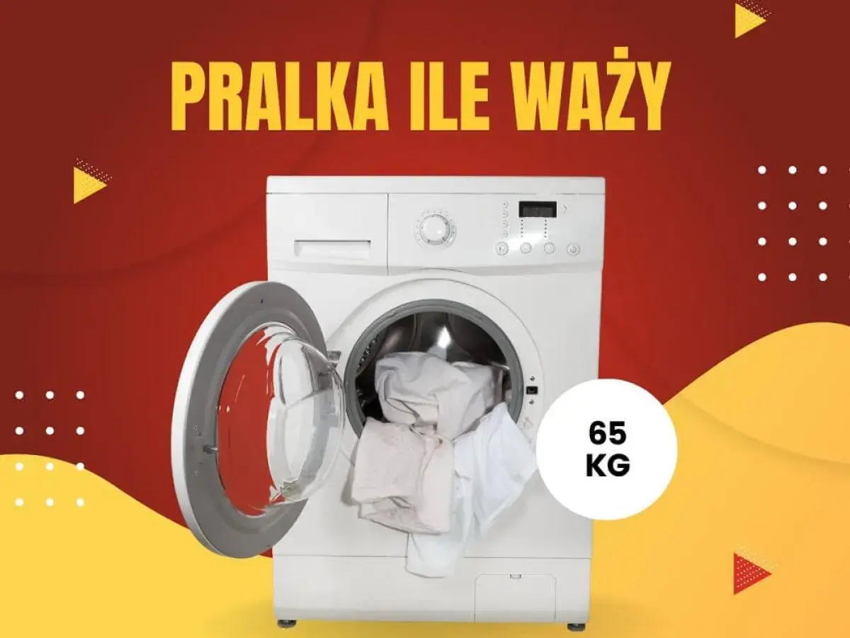 Biała pralka z otwartymi drzwiczkami i załadunkiem, obok napis "65 KG".